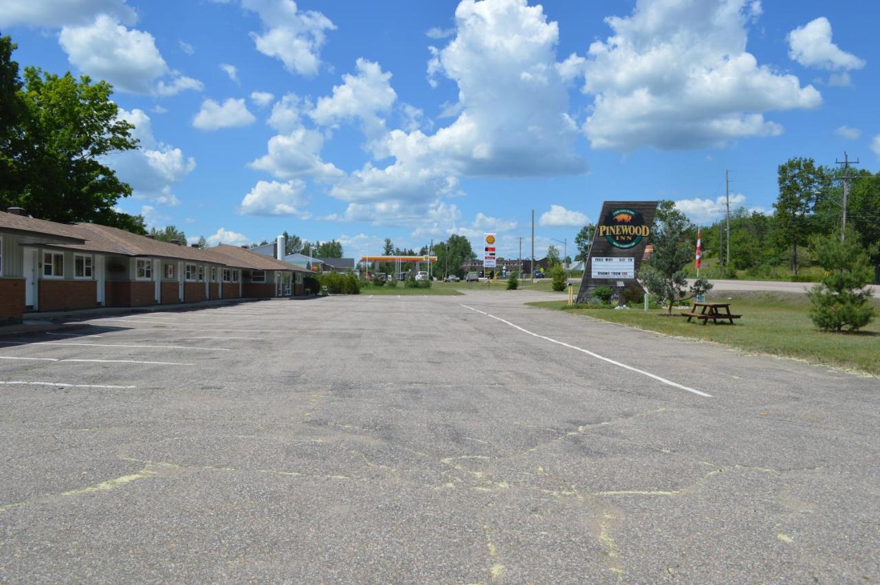 Pinewood Inn Barrys Bay Екстериор снимка