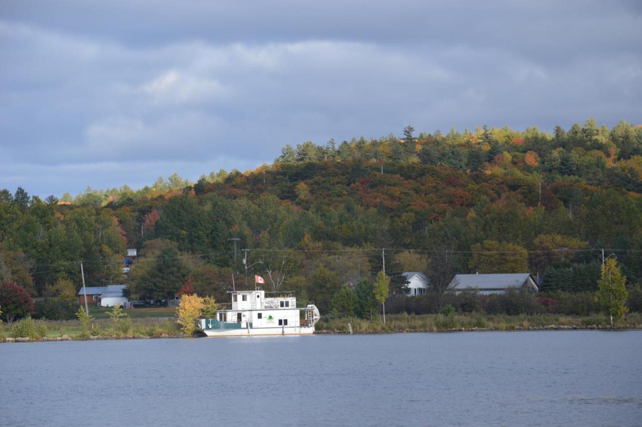Pinewood Inn Barrys Bay Екстериор снимка