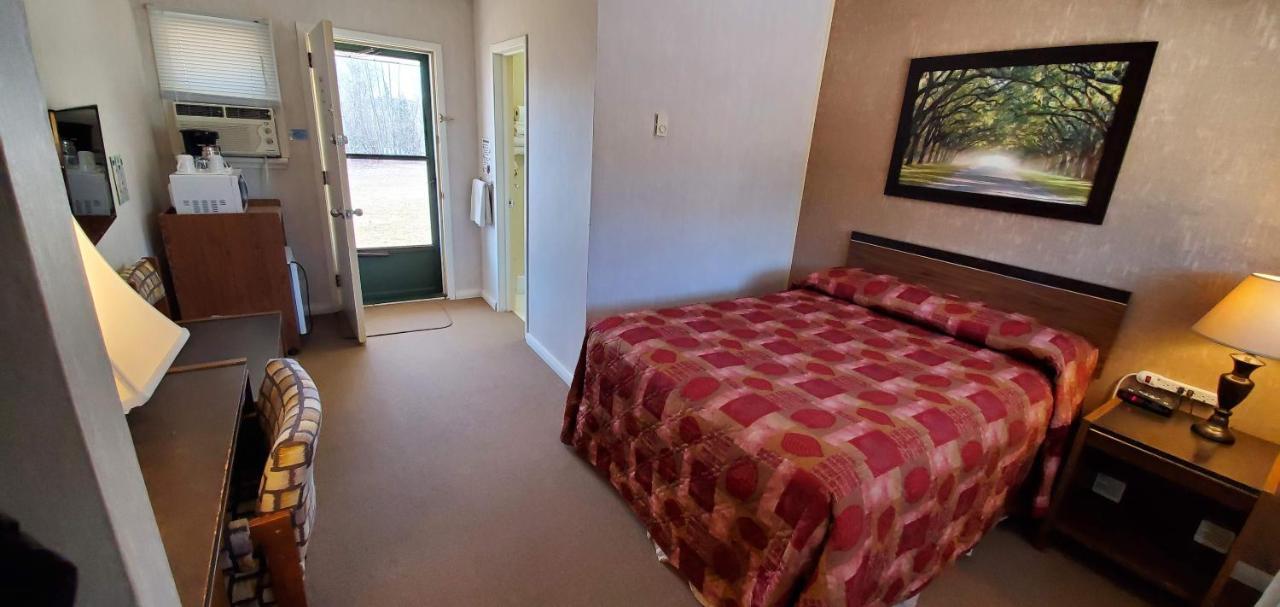 Pinewood Inn Barrys Bay Екстериор снимка