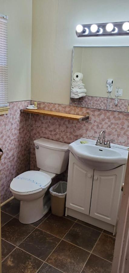 Pinewood Inn Barrys Bay Екстериор снимка