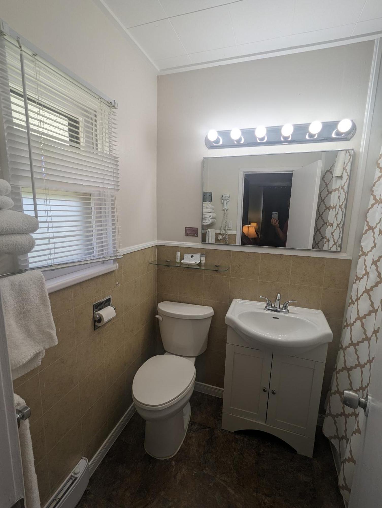 Pinewood Inn Barrys Bay Екстериор снимка